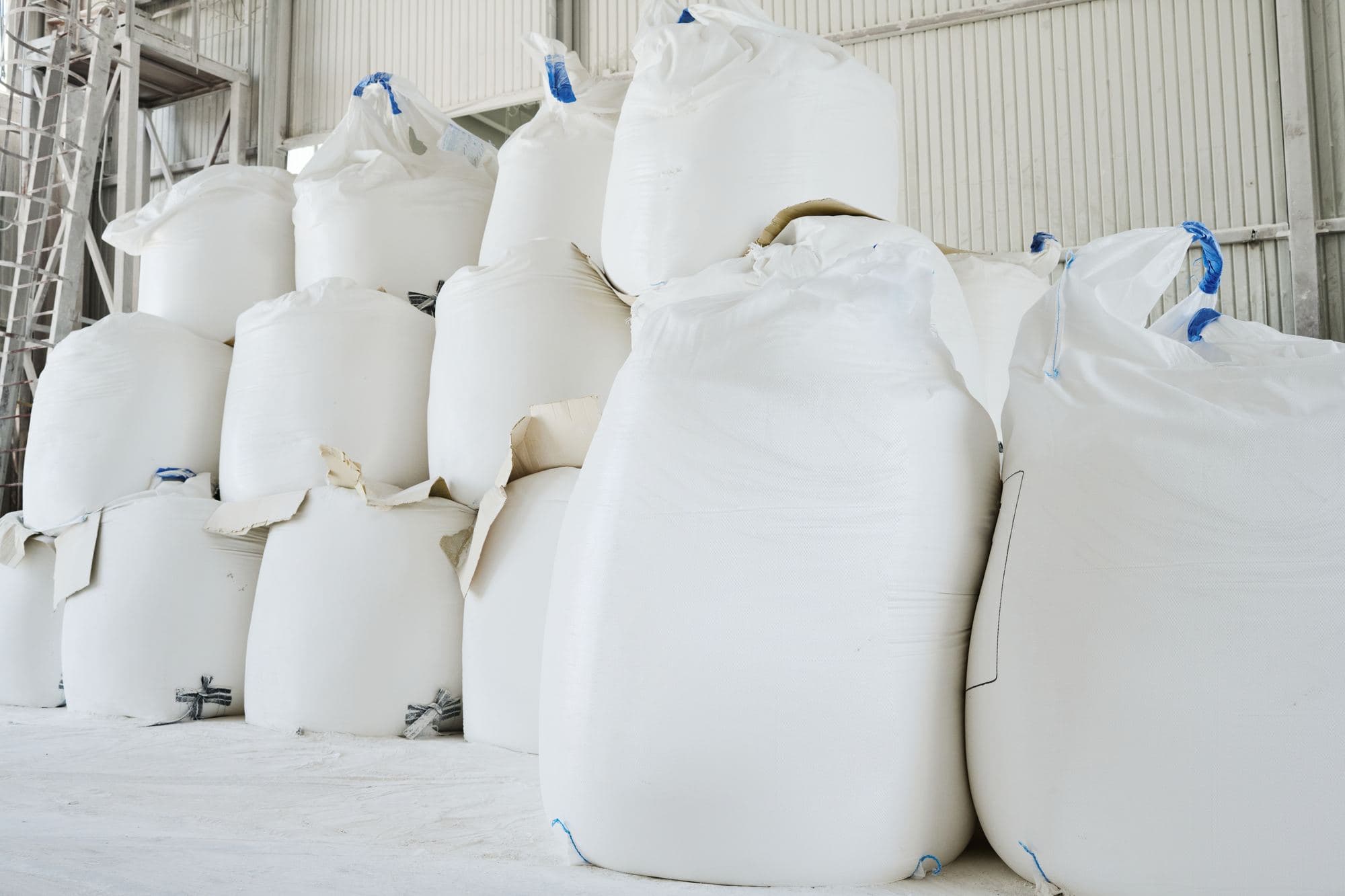 Big bags GRVS alimentaires empilés en entrepôt
