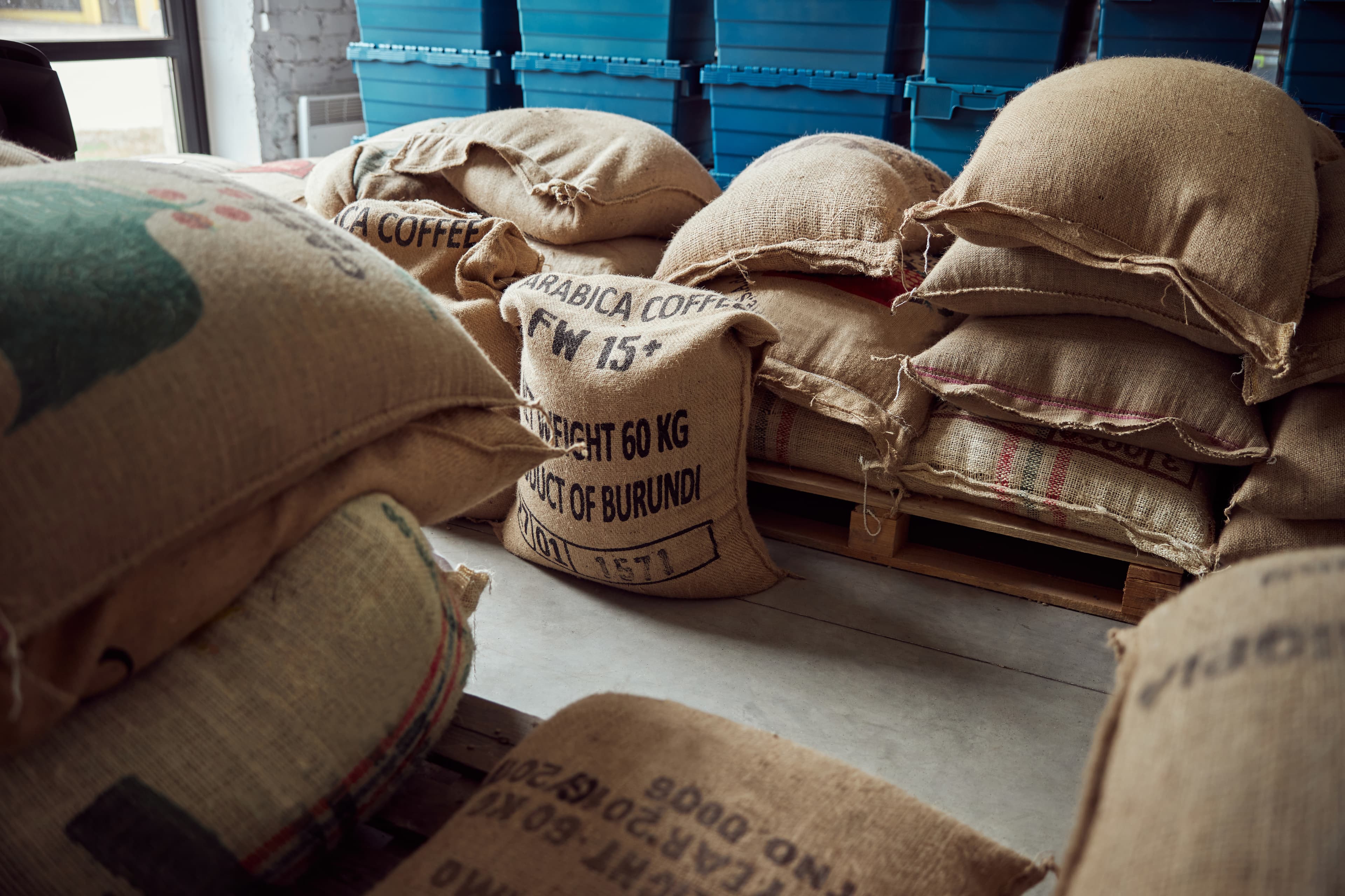 Sacs en toile de jute imprimés pour café empilés en entrepôt d'export