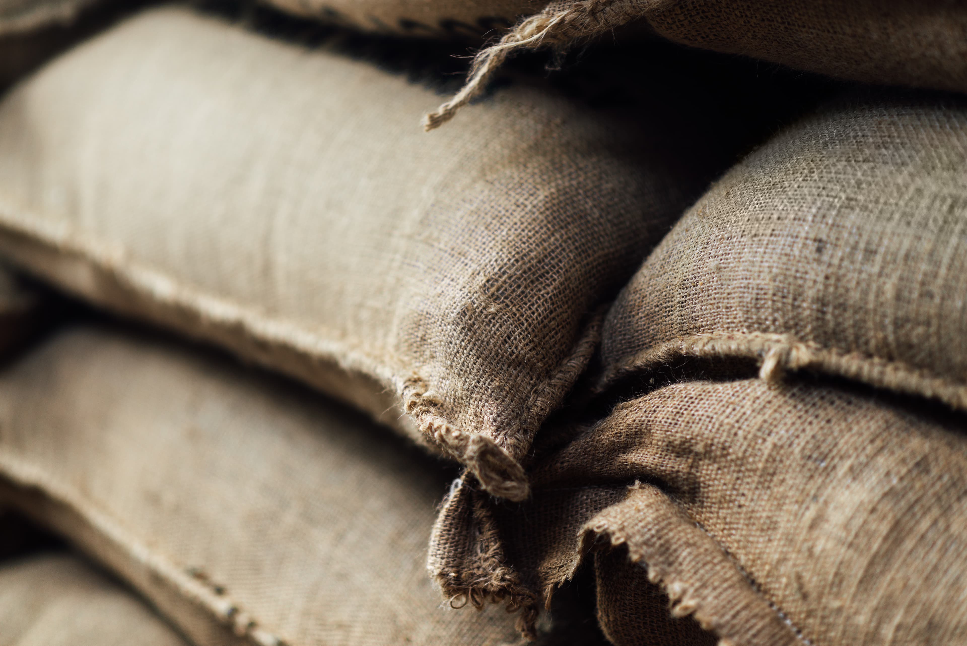 Gros plan du tissu Binola B-twill montrant la texture hessian