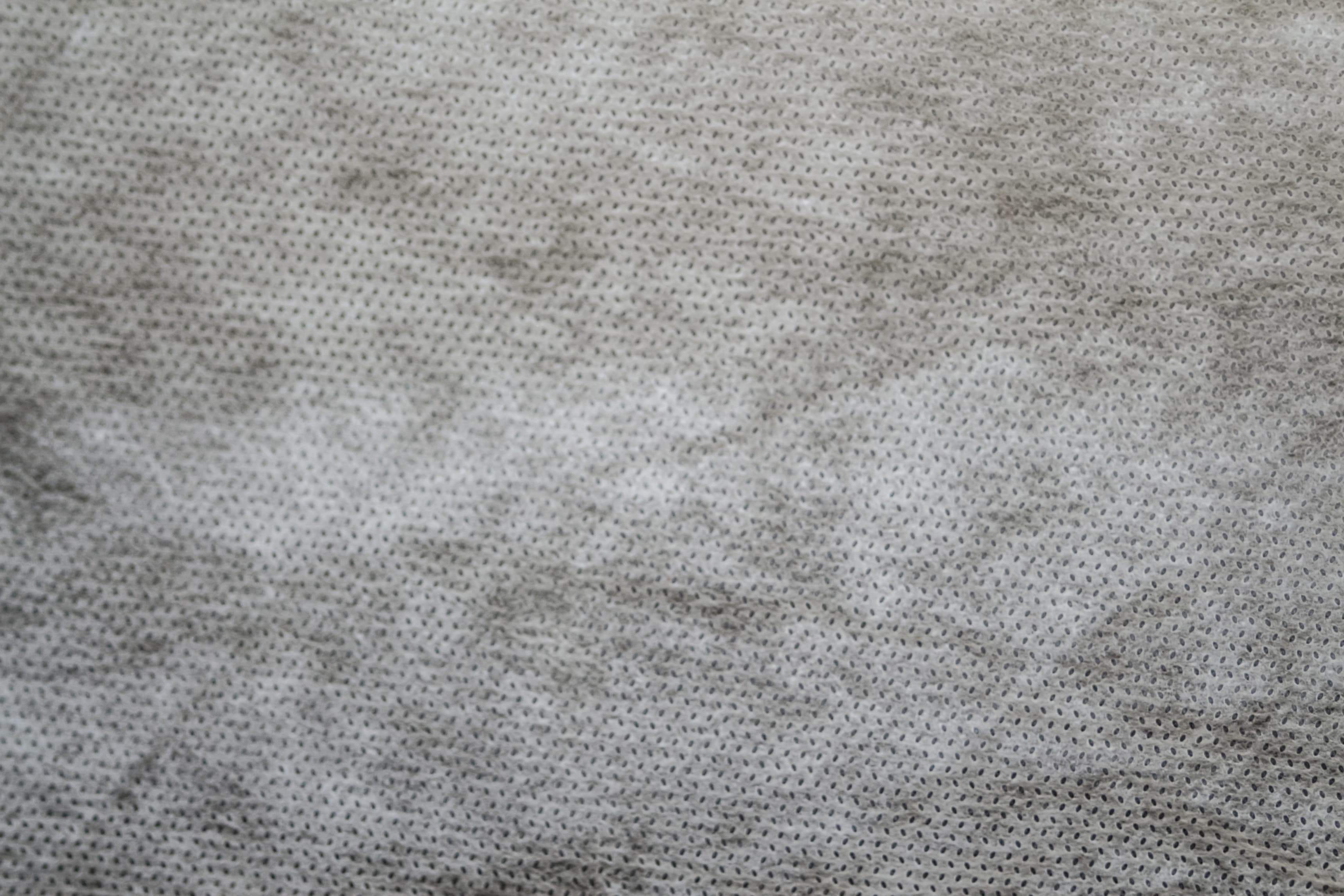 Gros plan de géotextile non-tissé en polypropylène spunbond gris