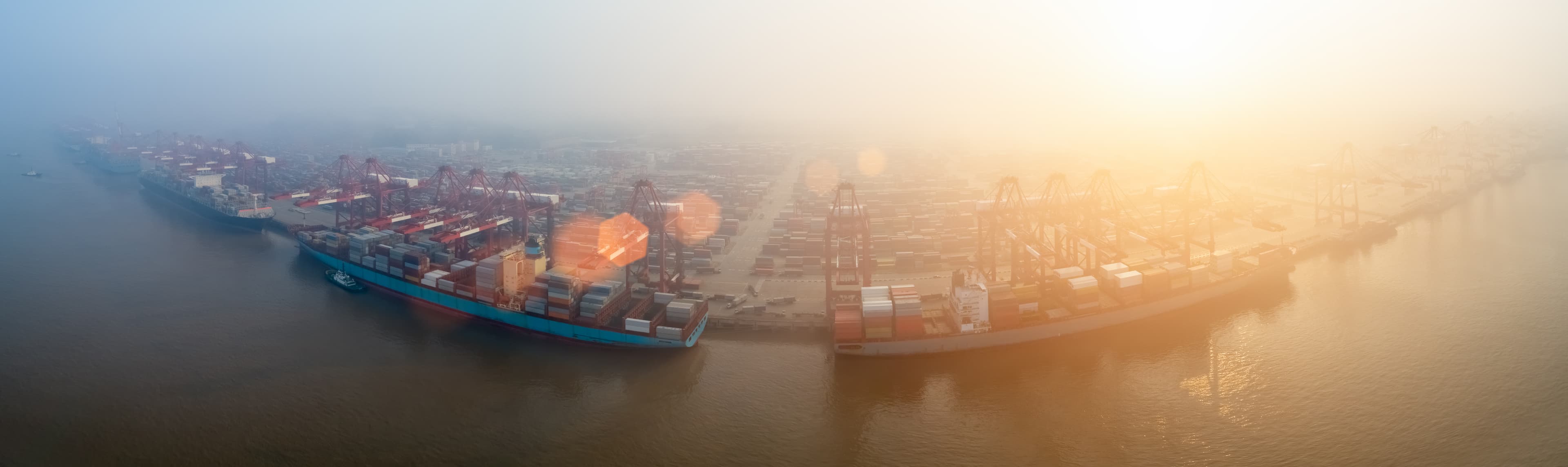 Terminal portuaire à l'aube, conteneurs maritimes